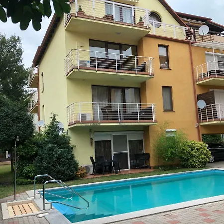 White Harmony Medences Apartman 아파트
